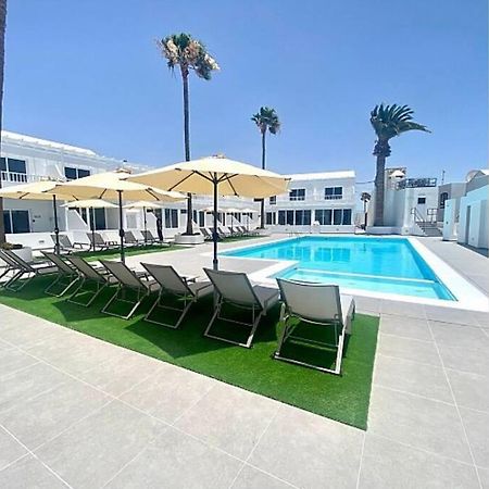 Air Conditioned 2 Bedroom Poolside Apartment Free Wifi Tv Package Includes Uk And European Channels Free On Street Parking Bright And Modern With Fridge Freezer And Washing Machine Puerto del Carmen  Dış mekan fotoğraf