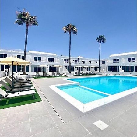 Air Conditioned 2 Bedroom Poolside Apartment Free Wifi Tv Package Includes Uk And European Channels Free On Street Parking Bright And Modern With Fridge Freezer And Washing Machine Puerto del Carmen  Dış mekan fotoğraf