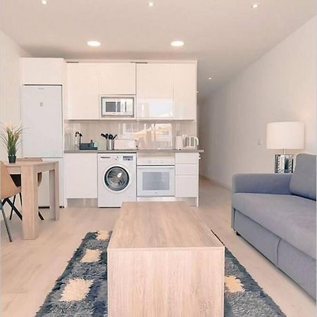 Air Conditioned 2 Bedroom Poolside Apartment Free Wifi Tv Package Includes Uk And European Channels Free On Street Parking Bright And Modern With Fridge Freezer And Washing Machine Puerto del Carmen  Dış mekan fotoğraf