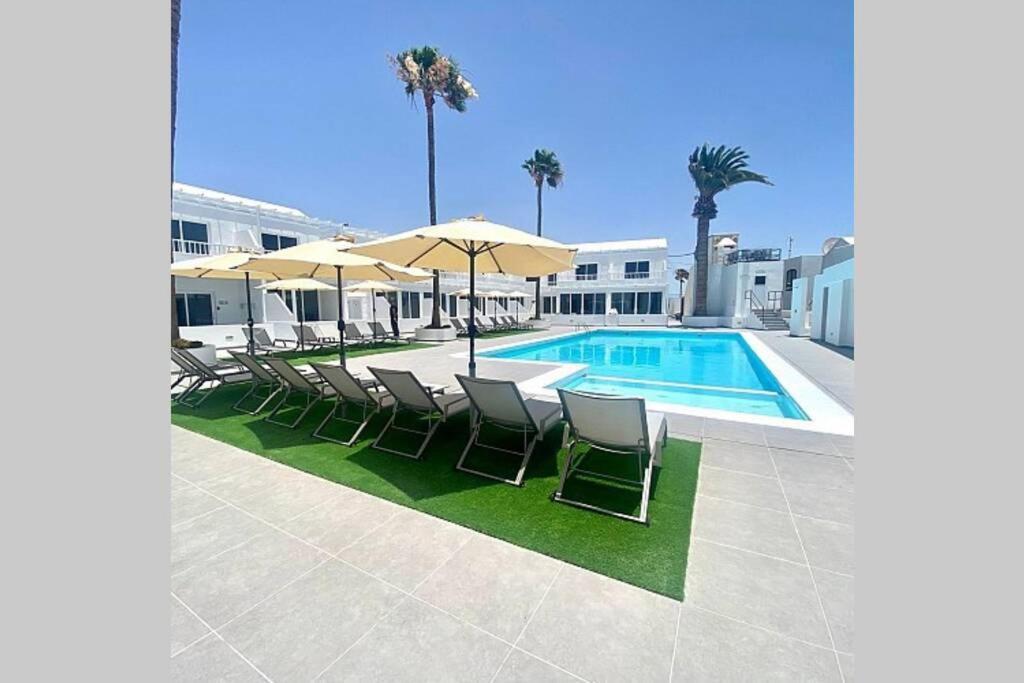 Air Conditioned 2 Bedroom Poolside Apartment Free Wifi Tv Package Includes Uk And European Channels Free On Street Parking Bright And Modern With Fridge Freezer And Washing Machine Puerto del Carmen  Dış mekan fotoğraf