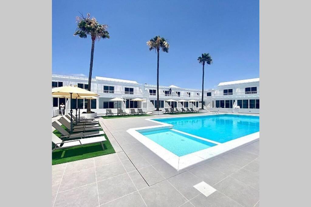 Air Conditioned 2 Bedroom Poolside Apartment Free Wifi Tv Package Includes Uk And European Channels Free On Street Parking Bright And Modern With Fridge Freezer And Washing Machine Puerto del Carmen  Dış mekan fotoğraf