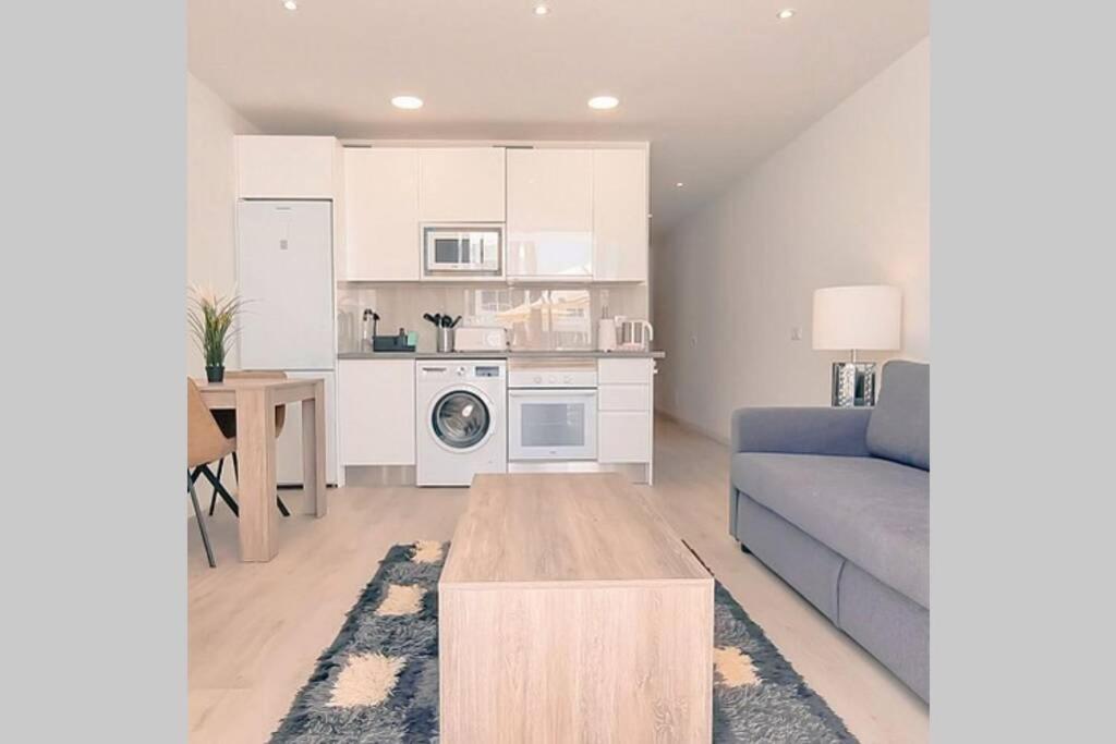 Air Conditioned 2 Bedroom Poolside Apartment Free Wifi Tv Package Includes Uk And European Channels Free On Street Parking Bright And Modern With Fridge Freezer And Washing Machine Puerto del Carmen  Dış mekan fotoğraf
