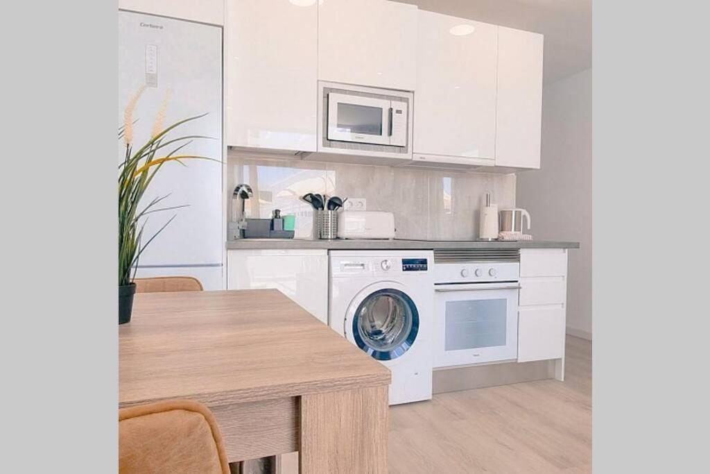 Air Conditioned 2 Bedroom Poolside Apartment Free Wifi Tv Package Includes Uk And European Channels Free On Street Parking Bright And Modern With Fridge Freezer And Washing Machine Puerto del Carmen  Dış mekan fotoğraf