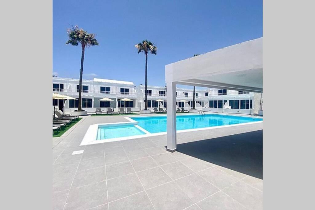 Air Conditioned 2 Bedroom Poolside Apartment Free Wifi Tv Package Includes Uk And European Channels Free On Street Parking Bright And Modern With Fridge Freezer And Washing Machine Puerto del Carmen  Dış mekan fotoğraf