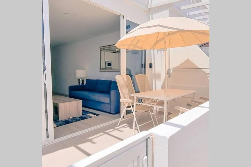 Air Conditioned 2 Bedroom Poolside Apartment Free Wifi Tv Package Includes Uk And European Channels Free On Street Parking Bright And Modern With Fridge Freezer And Washing Machine Puerto del Carmen  Dış mekan fotoğraf