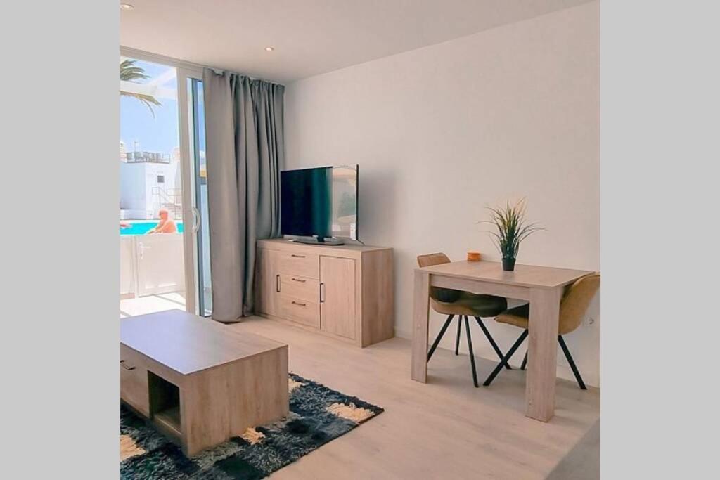 Air Conditioned 2 Bedroom Poolside Apartment Free Wifi Tv Package Includes Uk And European Channels Free On Street Parking Bright And Modern With Fridge Freezer And Washing Machine Puerto del Carmen  Dış mekan fotoğraf