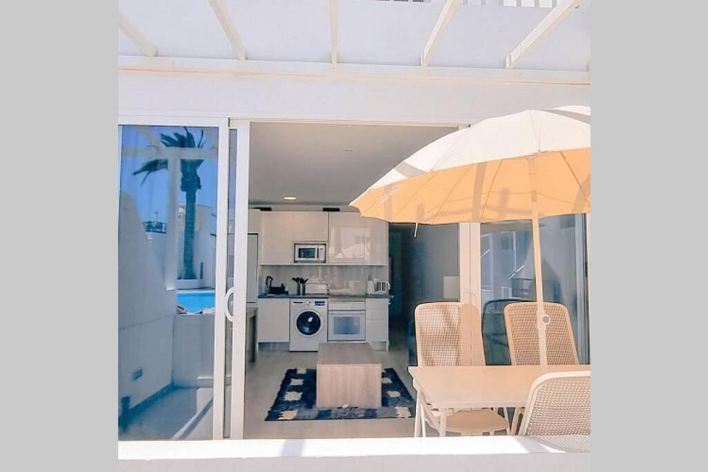 Air Conditioned 2 Bedroom Poolside Apartment Free Wifi Tv Package Includes Uk And European Channels Free On Street Parking Bright And Modern With Fridge Freezer And Washing Machine Puerto del Carmen  Dış mekan fotoğraf