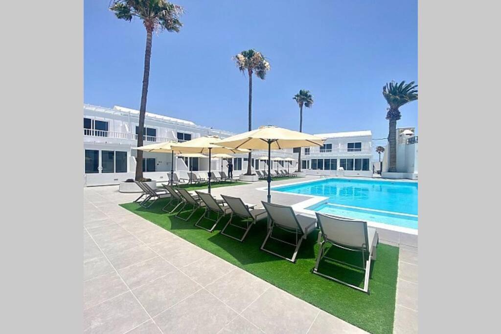 Air Conditioned 2 Bedroom Poolside Apartment Free Wifi Tv Package Includes Uk And European Channels Free On Street Parking Bright And Modern With Fridge Freezer And Washing Machine Puerto del Carmen  Dış mekan fotoğraf